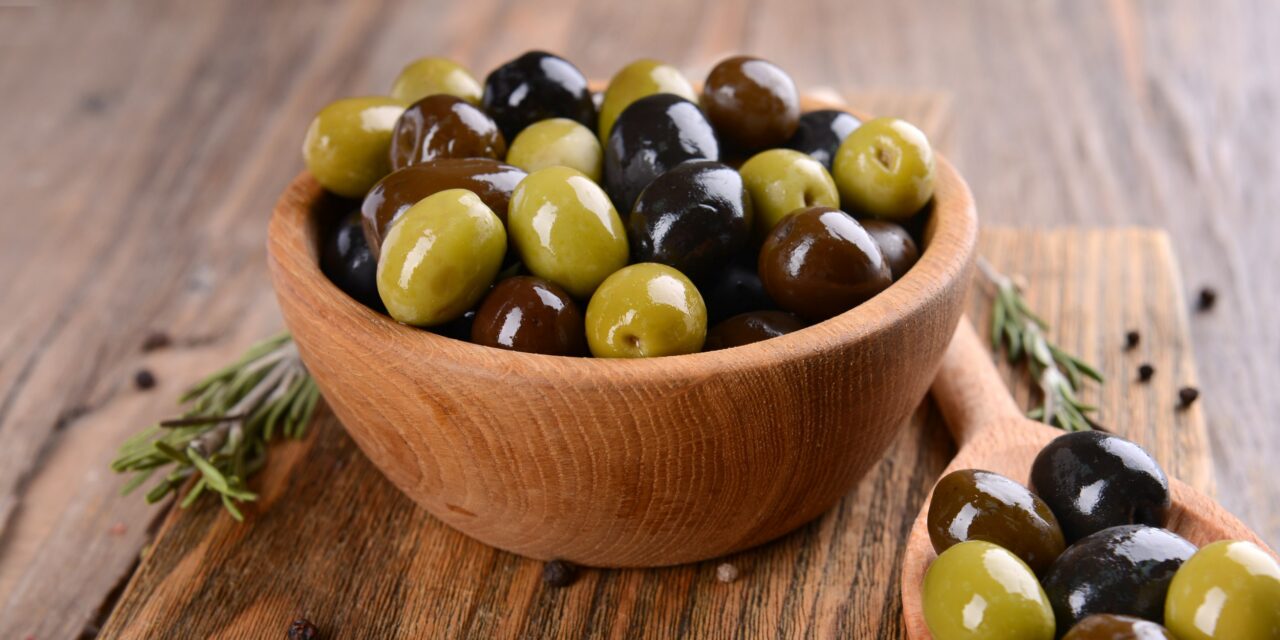 Тёплые маринованные оливки с розмарином