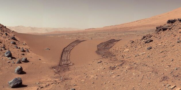 Марсианский пейзаж со следами Curiosity
