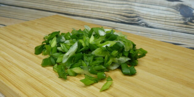 Салат с цветной капустой, рецепт: измельчите лук