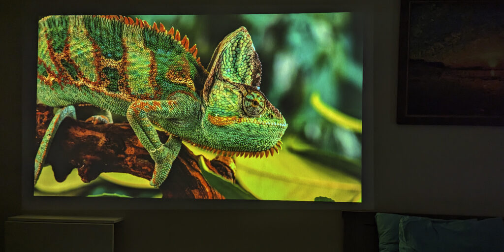 Обзор XGIMI MoGo 2 Pro: отображение контента на проекторе в темноте 