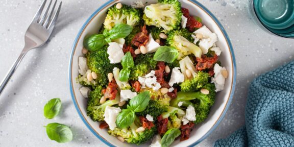 Салат с брокколи, вялеными помидорами и фетой: рецепт