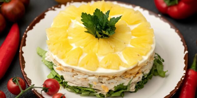 Салат с курицей, ананасами и сыром на день рождения: рецепт