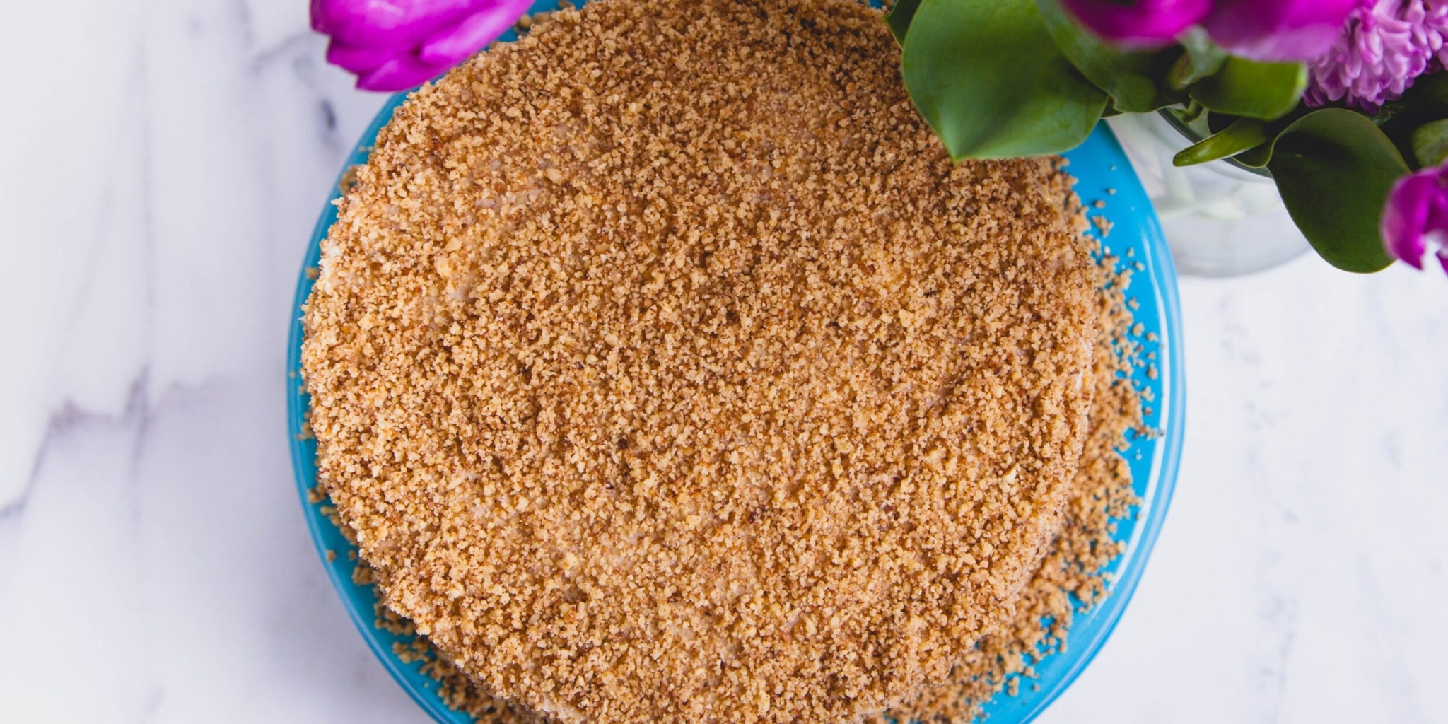 Торт из шоколадных пряников со сметаной, ананасами и орехами (без выпечки)