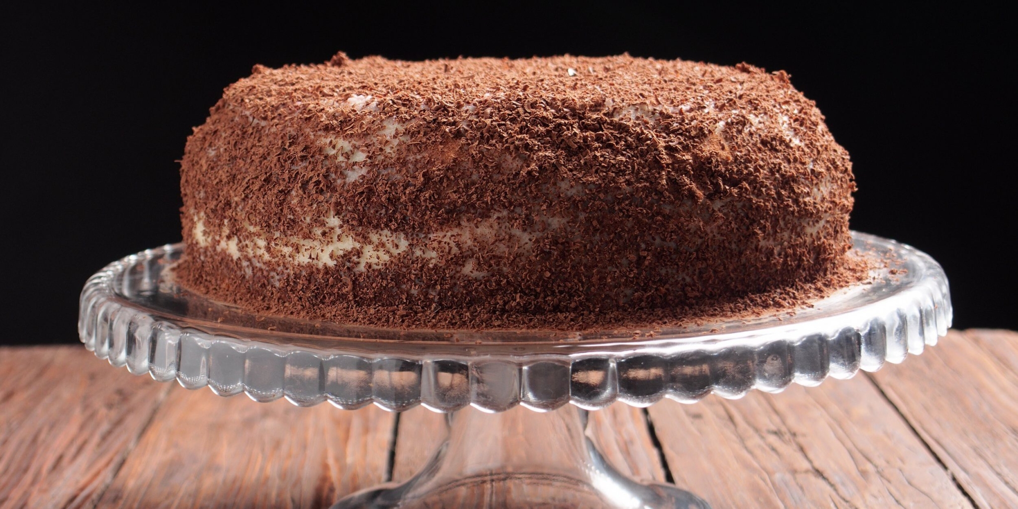 Торт из шоколадных пряников со сметаной, ананасами и орехами (без выпечки)