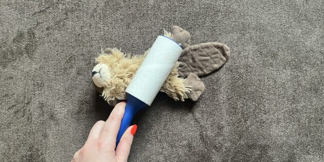 Как использовать липкий ролик для одежды в быту: удалить пыль с мягких игрушек