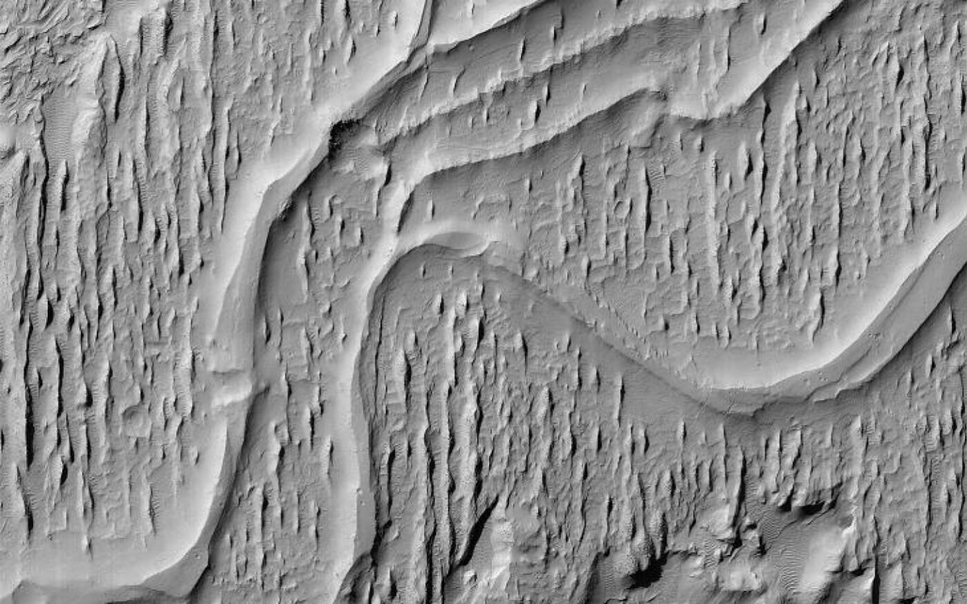NASA показало сліди стародавніх звивистих річок на Марсі (ФОТО)