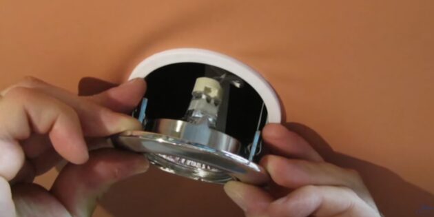 Как слить воду с натяжного потолка самостоятельно: снимите осветительный прибор