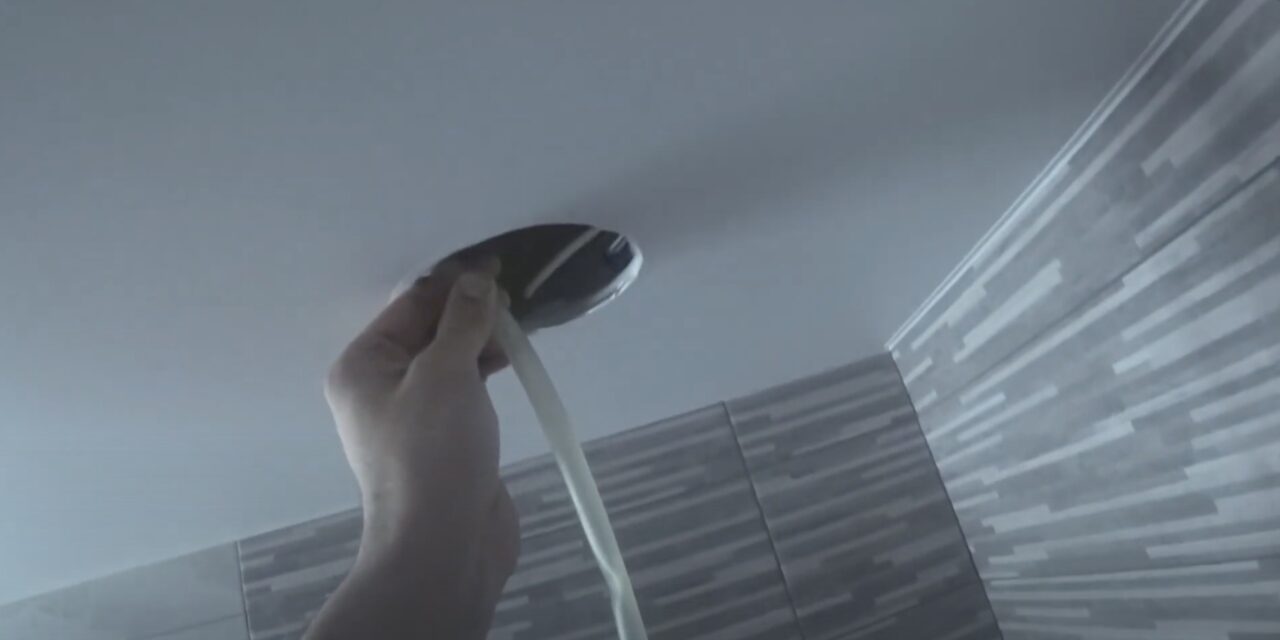 Как слить воду с натяжного потолка самостоятельно — Лайфхакер