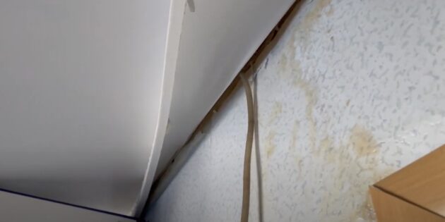 Как слить воду с натяжного потолка: используйте шланг