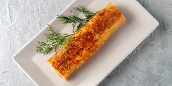 Яичные рулеты с творожным сыром и красной рыбой: рецепт