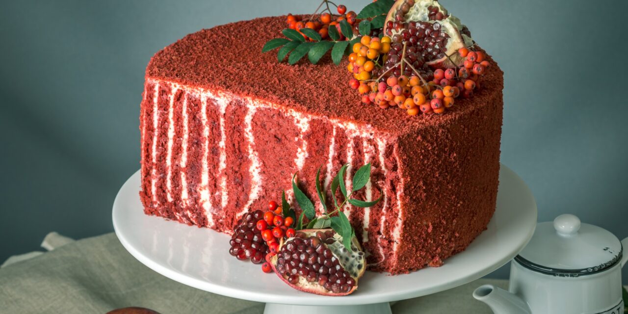 Вертикальный торт «Красный бархат»