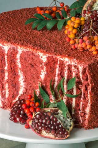 Вертикальный торт «Красный бархат»