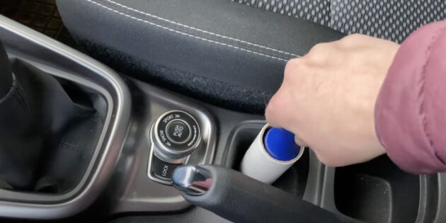 Как использовать липкий ролик для одежды в быту: очистить салон автомобиля