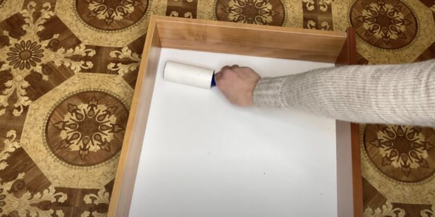 Как использовать липкий ролик для одежды в быту: убрать ящики.