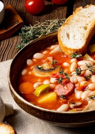 Суп с фасолью, колбасой и грибами
