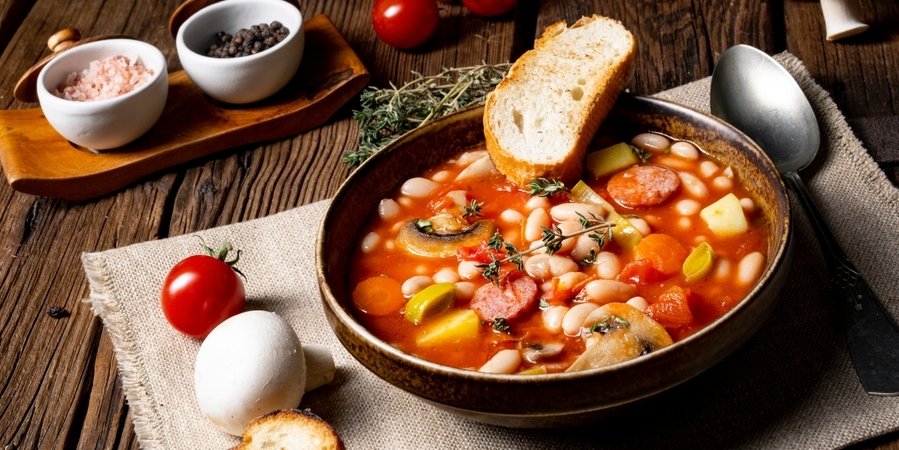 Суп с фасолью, колбасой и грибами
