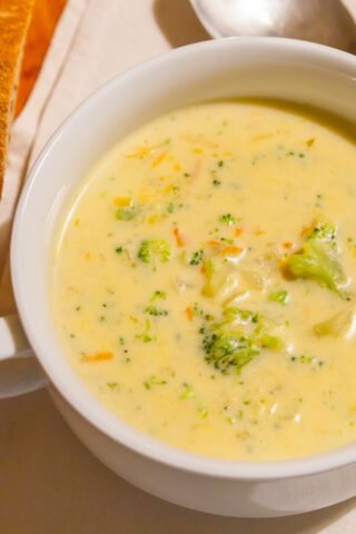 Сырный суп с брокколи и чеддером