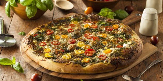 Пицца с сыром, помидорами и соусом песто: рецепт