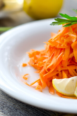 Морковный салат с имбирём