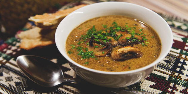 Грибной суп с манкой: подавайте блюдо с зеленью и ложкой сметаны