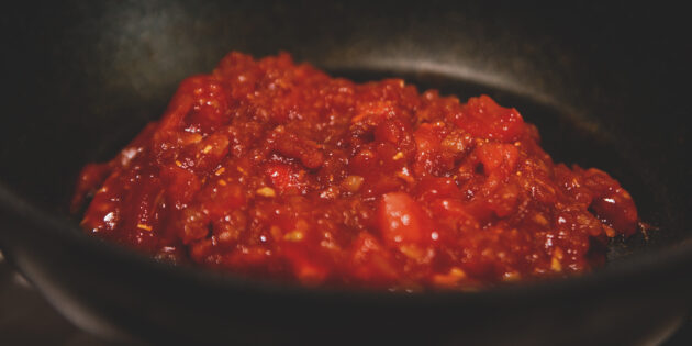 Спагетти с фрикадельками: добавьте в сковородку помидор