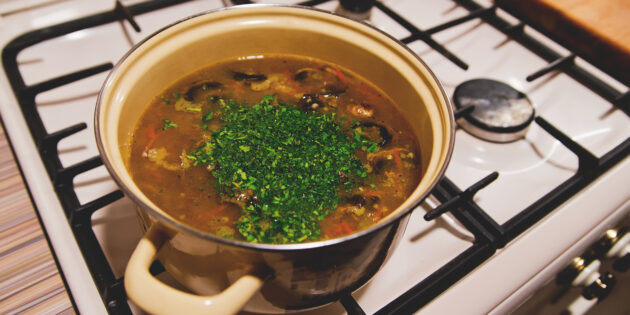 Куриный суп с потрошками и пшеном: всыпьте в кастрюлю зелень и дайте супу настояться