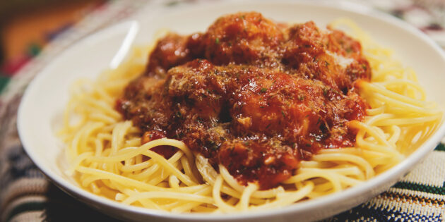 Спагетти с фрикадельками: выложите соус на пасту