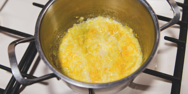 Апельсиновый кекс с ромом и сухофруктами: подготовьте апельсин
