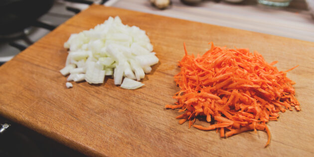 Грибной суп с манкой: нарежьте лук и морковку