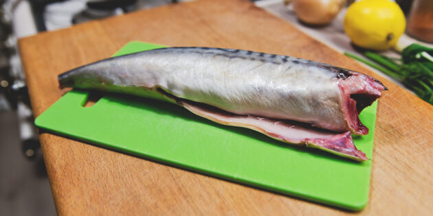 Baked mackerel with tomato-dill sauce: gut the fish