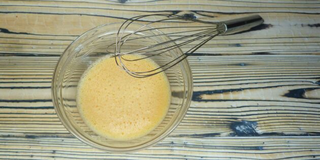 Омлет с брокколи и фетой, рецепт: взбейте яйца с молоком