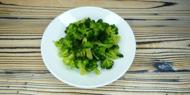 Омлет с брокколи и фетой, рецепт: отварите брокколи