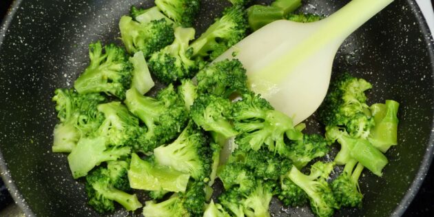 Омлет с брокколи и фетой, рецепт: обжарьте брокколи