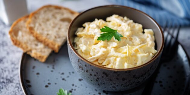 Салат с кальмарами, яйцами и сыром: лучшие рецепты салатов