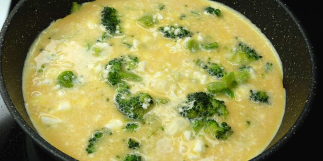Омлет с брокколи и фетой, рецепт: влейте яйца