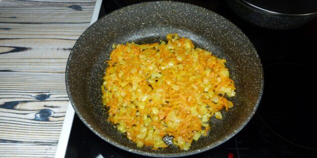 Печёночный пашет с морковью и луком, рецепт: обжарьте овощи