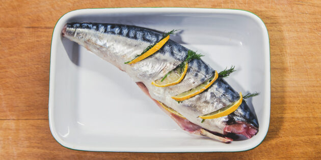 Baked mackerel with tomato-dill sauce: rub the fish with salt and pepper, add lemon