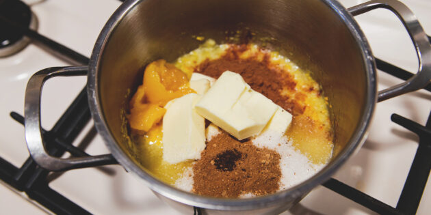 Апельсиновый кекс с ромом и сухофруктами: добавьте масло, сахар, мёд, какао, молотые специи и алкоголь