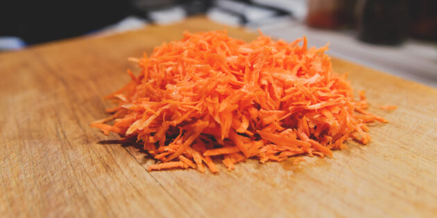 Куриный суп с потрошками и пшеном: натрите морковь