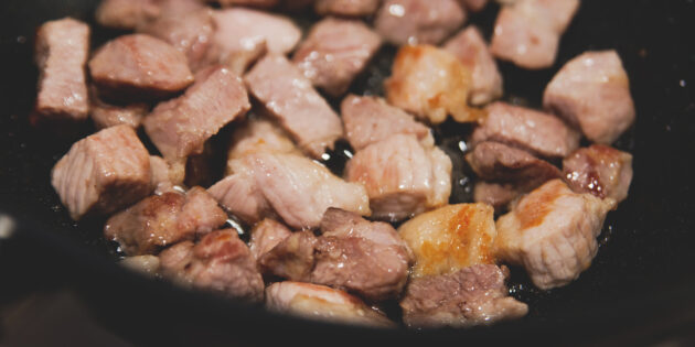 Плов из пшена со свининой: обжарьте свинину