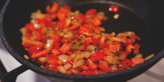 Денверский омлет: добавьте болгарский перец в сковородку