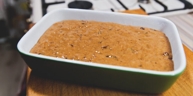 Апельсиновый кекс с ромом и сухофруктами: вылейте тесто в форму
