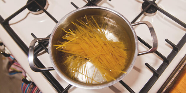 Спагетти с фрикадельками: отварите спагетти