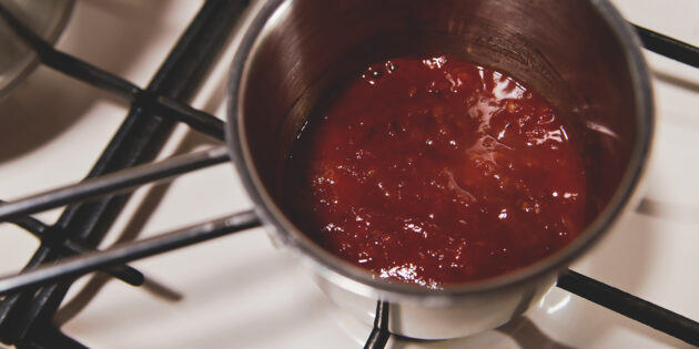Запечённая скумбрия под томатно-укропным соусом: добавьте в сотейник протёртые помидоры