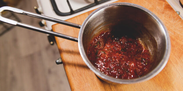 Запечённая скумбрия под томатно-укропным соусом: добавьте в соус масло и зелень