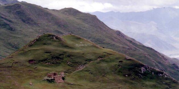 Место небесного захоронения в долине Йерпа, Тибет