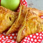 10 рецептов хрустящих слоек с яблоками