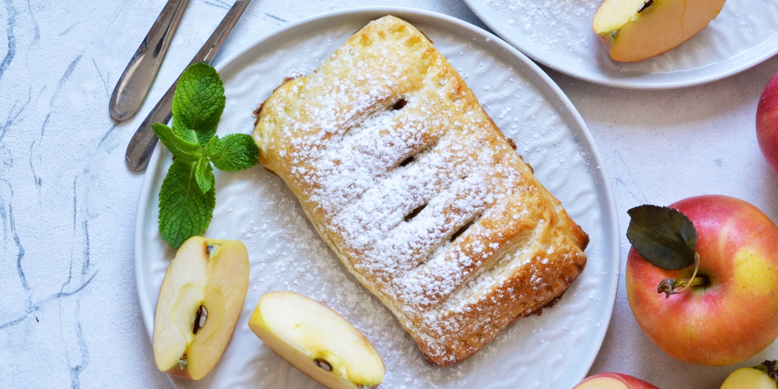 Слойки с яблоками и грецкими орехами