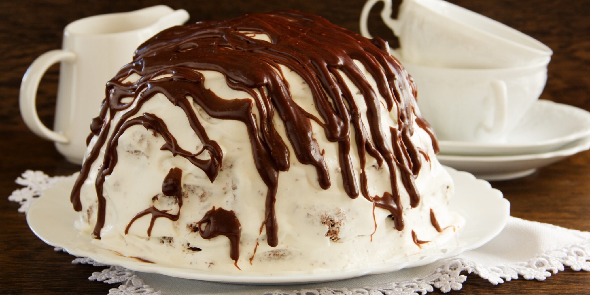 Торт из шоколадных пряников со сметаной, ананасами и орехами (без выпечки)