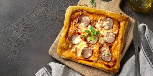Домашняя пицца из слоёного теста с колбасой: рецепт